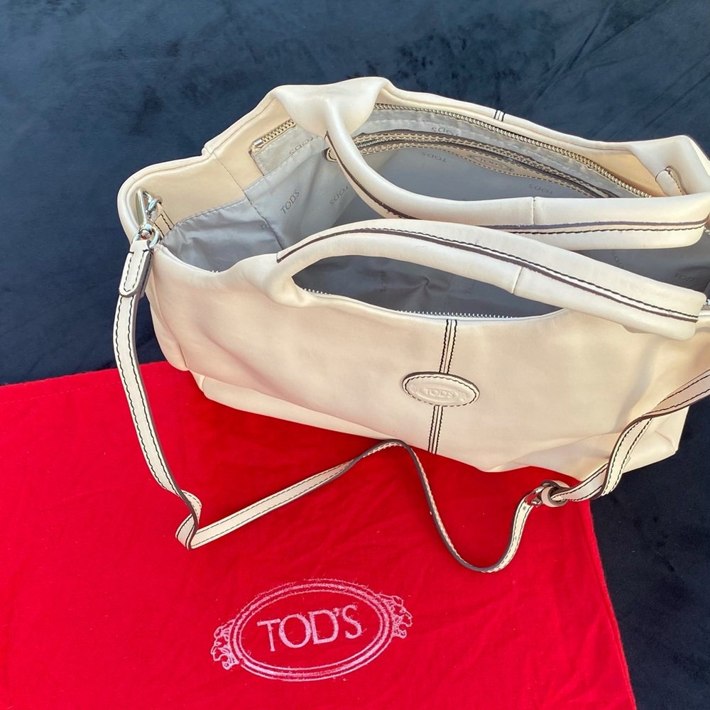 Tod’s tote bag. zipper good condition bottom has scratched